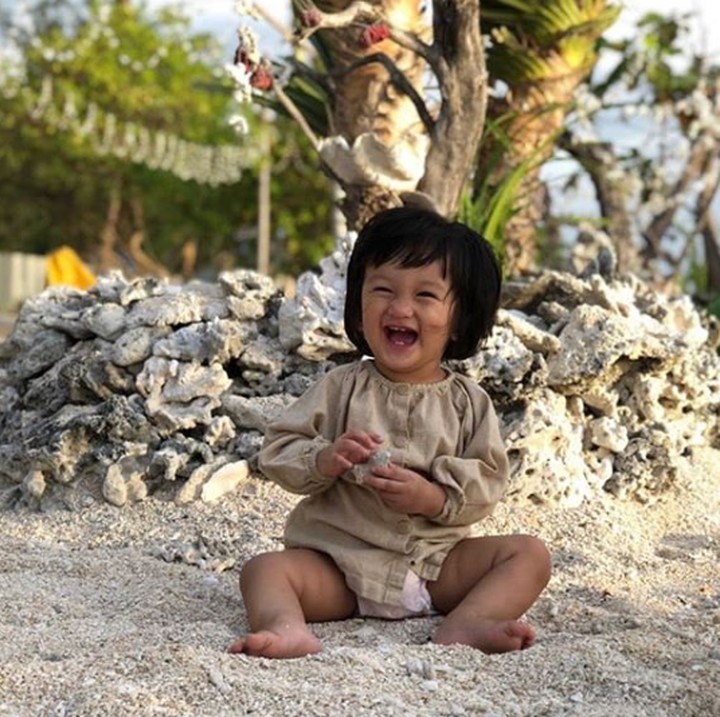 <p>Lepas sekali tawa Salma, putri lucu <a href="https://hot.detik.com/celeb/d-4308568/rio-dewanto-tantang-kevin-hendrawan-untuk-terakhir-kalinya-di-medan?_ga=" target="_blank">Rio Dewanto</a> dan Atiqah Hasiholan. (Foto: Instagram @riodewanto)  </p>