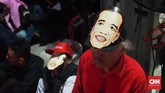 FOTO: Geliat Relawan Bertopeng Jokowi Ribuan relawan dengan menggunakan topeng Jokowi dilantik Presiden petahana RI Jokowi sebagai bagian dari tim kemenangan untuk Pilpres 2019.
