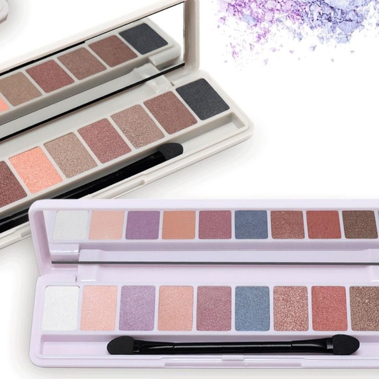 7 Produk Kosmetik Madame Gie Milik Gisella Anastasia Di tengah perceraiannya, Gisella Anastasia masih bisa menjalankan bisnisnya. Seperti bisnis kosmetik, Madame Gie. Insertizen intip yuk ada produk apa saja.