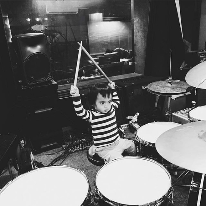 <p>Keren banget nih Sekala bisa main drum. (Foto: Instagram @ayudiac)</p>