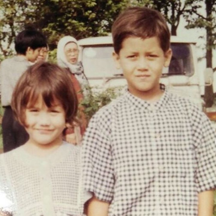 <p>Menggunakan baju kotak-kotak dengan warna senada ini makin menunjukkan Pevita dan Keenan kompak ya. (Foto: Instagram @keenanpearce)</p>
