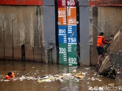 Pintu Air Pulo Gadung Siaga 3, Warga Bantaran Sungai Diminta Waspada