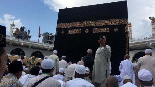 Sejumlah umat berswafoto dengan latar belakang Kabah di Masjidil Haram, Mekkah. ANTARA FOTO/Ismar Patrizki