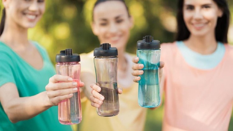 Hati-hati, bakteri bersarang bahkan pada botol minum yang sudah dicuci. Lantas bagaimana cara membersihkannya? Disimak ya, Bunda.