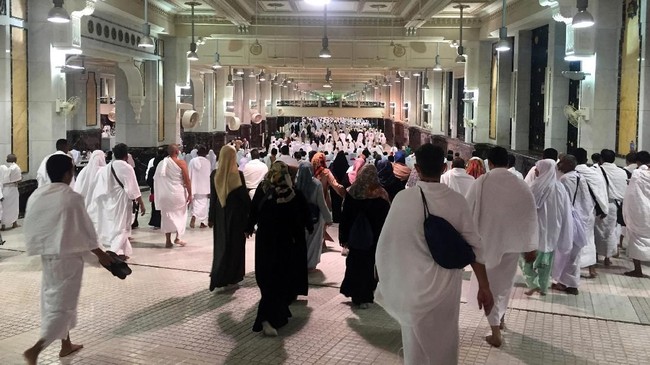 Puluhan jemaah haji furoda asal Indonesia yang sudah tiba di Jeddah dan mengenakan kain ihram, gagal naik haji karena permasalahan dokumen.