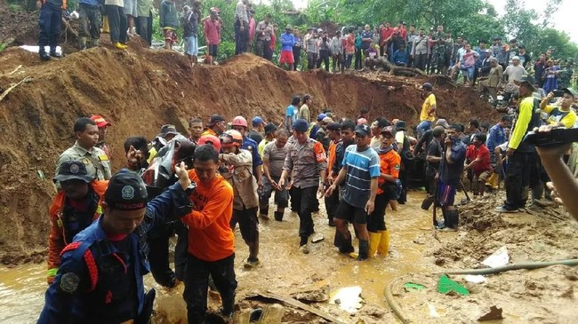 Evakuasi terhadap korban longsor yang terjadi di Sukabumi masih terus dilakukan. 41 orang di antaranya belum ditemukan.