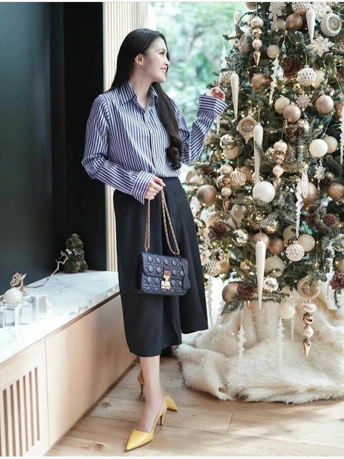 Kurang dari satu bulan lagi Natal datang&period; Beberapa seleb Indonesia hingga Hollywood ini pun telah menghias dan memasang pohon Natal&period;