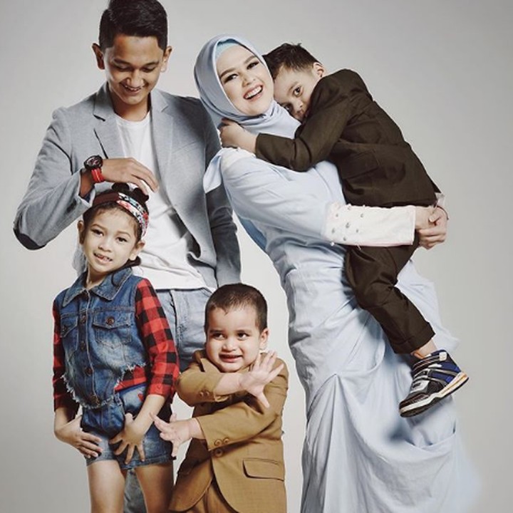 <p>Aktris <a href="https://hot.detik.com/celeb/4318518/sakit-cut-meyriska-tak-temani-roger-danuarta-saat-pemakaman-ibunda" target="_blank">Cut Meyriska</a> bisa dibilang sosok yang sangat dekat dengan anak-anak. Artis yang kerap memerankan tokoh antagonis ini, sering membagikan momen bersama anak-anak (Foto: Instagram @cutratumeyriska)</p>