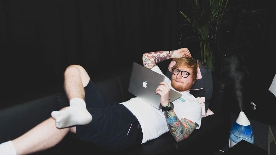 Ed Sheeran akan gelar konser bertajuk Divide World Tour 2019 pada 3 Mei 2019 di Gelora Bung Karno Jakarta. Ed pun memiliki permintaan kepada promotor. Apa saja?