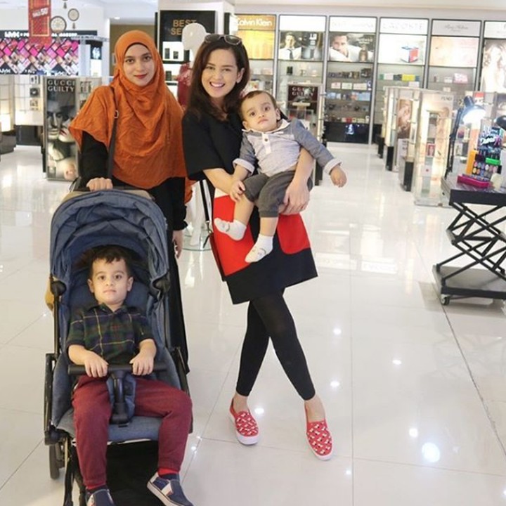 <p>Jalan-jalan dengan keponakannya. Seru banget kelihatannya. (Foto: Instagram @cutratumeyriska)</p>
