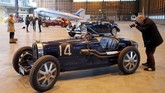 FOTO: Lelang Mobil Antik Eropa Senilai Rp571 Miliar Balai lelang Artcurial memperkenalkan koleksi mobil antik senilai US$40 juta (Rp571 miliar) yang akan dilelang di acara Retromobile pada 8-10 Februari 2019.