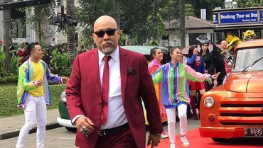 img-title Sepeninggal Istri, Indro Warkop Jalani Peran Ganda