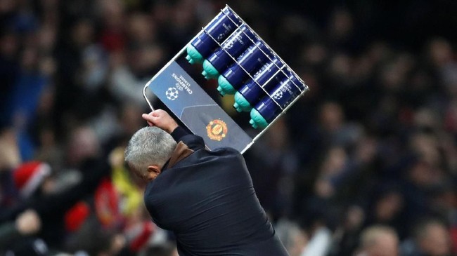 Man United meraih kemenangan tipis atas Young Boys berkat gol Marouanne Felaini pada menit akhir yang disambut Jose Mourinho dengan emosional.