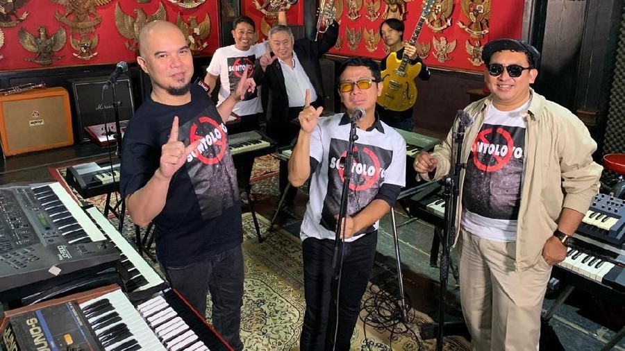 Akun Medsos Disita, Ahmad Dhani Nyanyi Bareng Fadli Zon Ahmad Dhani terlihat asyik nyanyi bareng Fadli Zon meski akun media sosialnya saat ini disita polisi.