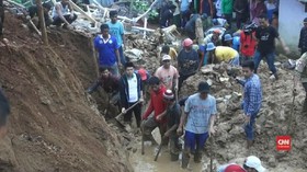VIDEO: Longsor di Purwakarta Timbun Empat Warga