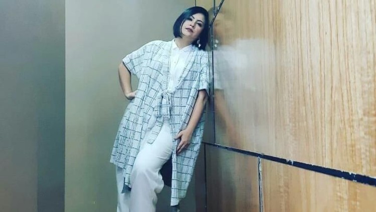 Salah satu personel trio B3, Cynthia Lamusu harus manggung saat salah satu anak kembarnya dirawat inap di rumah sakit. Dilema banget ya, Bun.