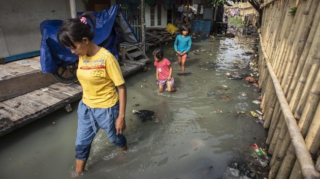 Pemerintah Kecamatan Penjaringan menyiagakan 14 unit pompa kolaborasi pemerintah, swasta, dan swadaya warga untuk mengantispasi banjir.