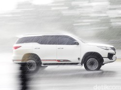 Cara Cek Kondisi Ban Mobil Masih Layak Pakai atau Tidak di Musim Hujan