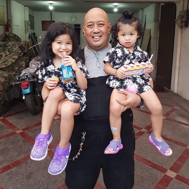 <p>Wajah garang dan tubuh kekar, tak membuat sisi kebapakan Indro Warkop luntur. Selain sayang pada anak-anaknya, Indro juga dikenal sangat dekat dengan kedua cucunya, Kiya dan Alya. (Instagram @indrowarkop_asli)</p>