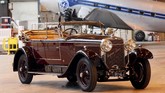 FOTO: Lelang Mobil Antik Eropa Senilai Rp571 Miliar Balai lelang Artcurial memperkenalkan koleksi mobil antik senilai US$40 juta (Rp571 miliar) yang akan dilelang di acara Retromobile pada 8-10 Februari 2019.