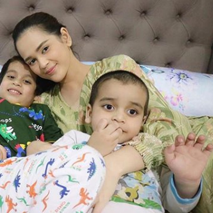 <p>Kedekatan Cut Meyriska dengan anak-anak sudah nggak perlu diragukan lagi. Ia sering mem-posting foto dengan keponakannya. (Foto: Instagram @cutratumeyriska)</p>
