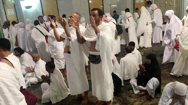 Rombongan umrah asal Indonesia dilaporkan tertahan di Bandara Abu Dhabi dan Dubai, Uni Emirat Arab akibat terdampak larangan baru Arab Saudi.