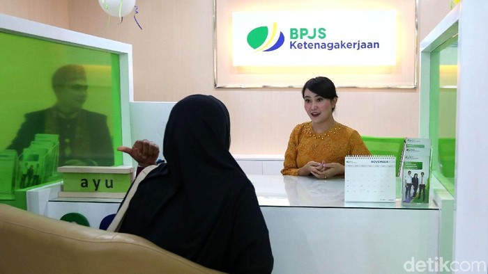 Wali Kota Depok Mohammad Idris dan Dirut BPJS Ketenagakerjaan Agus Susanto saat peresmian gedung BPJS ketenagakerjaan, Depok, Jabar, Rabu (28/11).Dengan adanya gedung kantor baru BPJS Ketenagakerjaan di Kota Depok ini untuk meningkatkan kenyamanan dalam pelayanan bagi masyarakat.