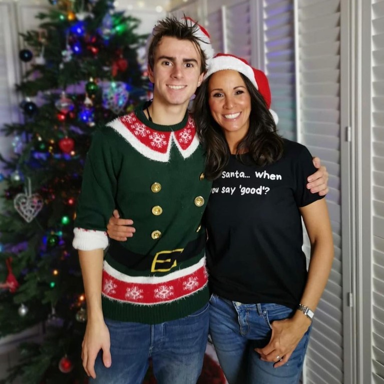 Kurang dari satu bulan lagi Natal datang. Beberapa seleb Indonesia hingga Hollywood ini pun telah menghias dan memasang pohon Natal.