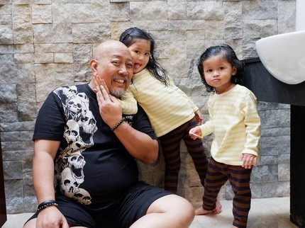 Potret Kedekatan 7 Public Figure dengan Cucu Tercinta
