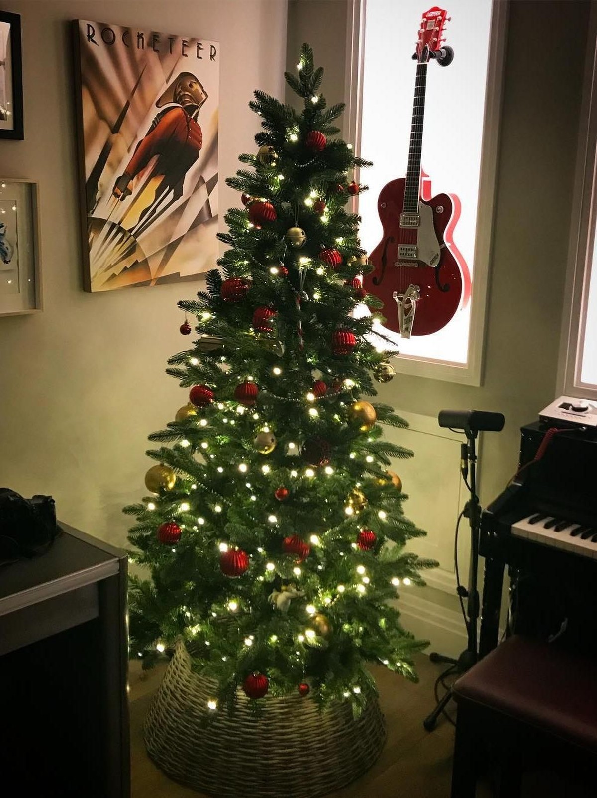 Kurang dari satu bulan lagi Natal datang&period; Beberapa seleb Indonesia hingga Hollywood ini pun telah menghias dan memasang pohon Natal&period;