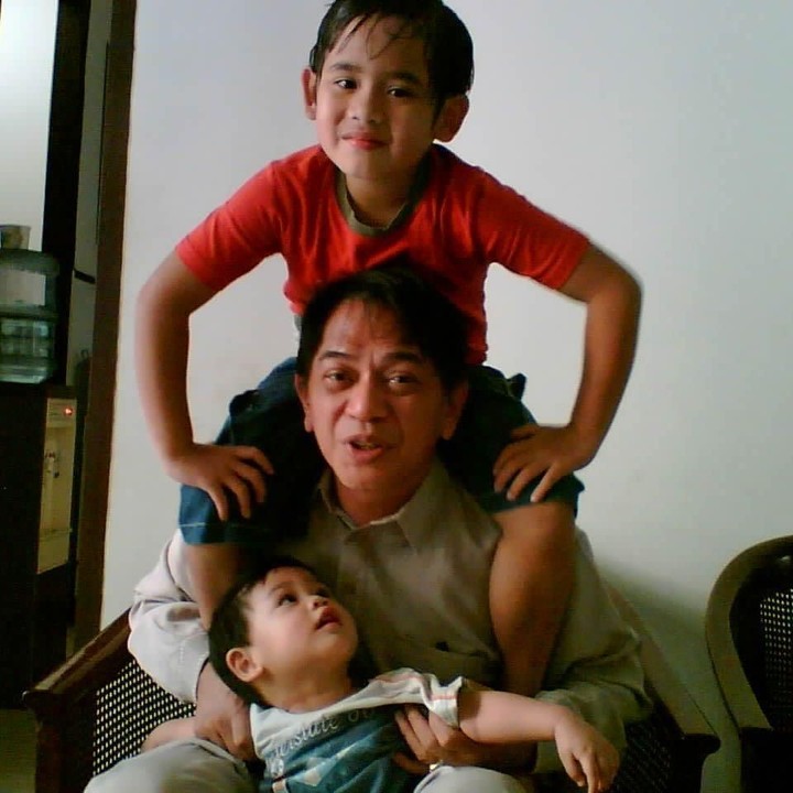 <p>Kesan galak Ray Sahetapy seketika luntur saat menghabiskan waktu bersama cucu. Kalau di rumah suka momong cucunya dan anaknya. Mulai dari dipangku sampai dipanggul di pundaknya. (Instagram @raysahetapy)</p>