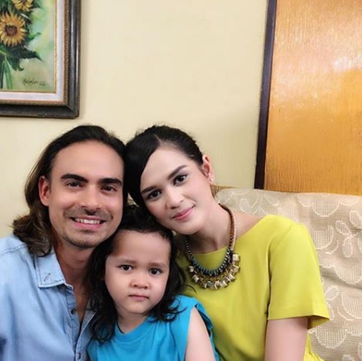 <p>Bersama pemeran cilik di sinetron Catatan Hati Seorang Istri. (Foto: Instagram @cutratumeyriska)</p>