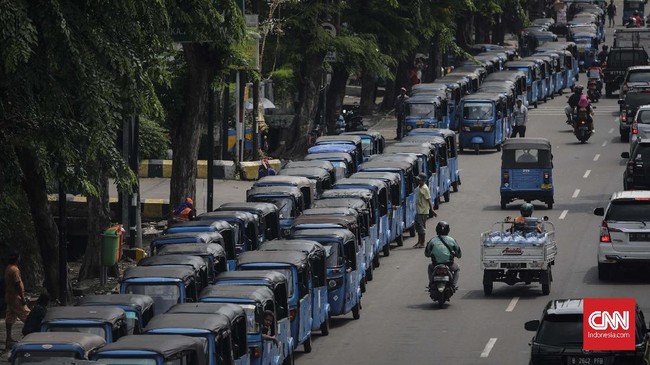Sebuah bajaj nekat melintas dan melawan arah di Tol Jakarta-Tangerang (Janger) arah Jakarta pada Minggu (3/3), diduga salah membaca peta.