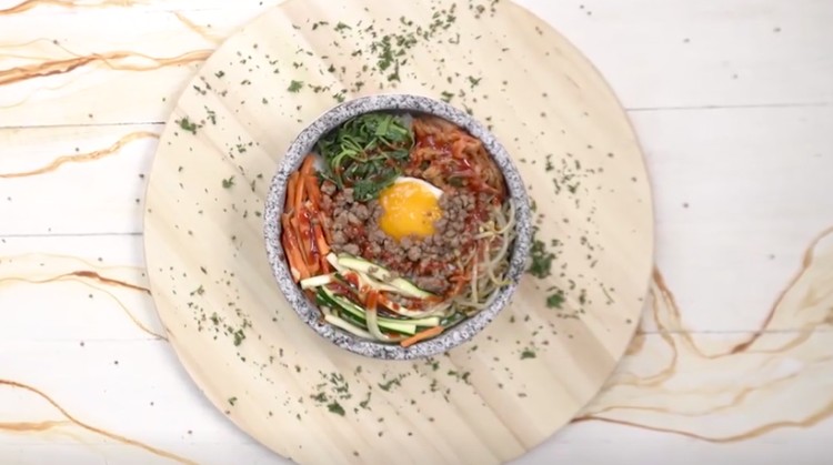 Bibimbap jadi salah satu menu masakan Korea yang booming sejak beredarnya film-film Drama Korea. Simak cara buatnya bersama kami yuk, Bunda!