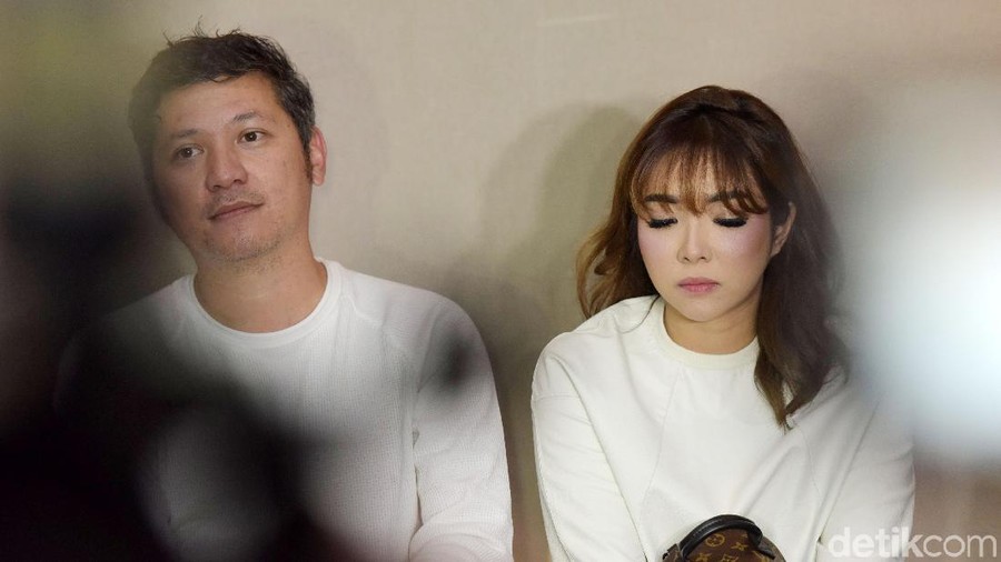 Gisella hadir di sidang mediasi, tapi Gading tidak. Maka setelah dua kali mediasi yang gagal, maka tertutup sudah kata damai untuk keduanya. 