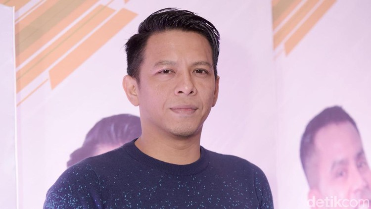 Ariel NOAH Ariel NOAH saat ditemui di kawasan Kebon Jeruk.