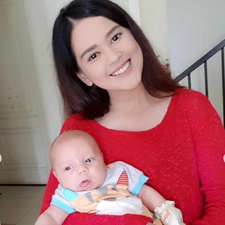 <p>Kali ini, <a href="https://hot.detik.com/celeb/4284616/cut-meyriska-berhijab-netizen-doakan-berjodoh-dengan-roger-danuarta" target="_blank">Cut Meyriska</a> bersama Lucio anak Celine Evangelista ketika di lokasi syuting. (Foto: Instagram @cutratumeyriska)</p>