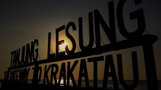 Pemerintah memastikan status Kawasan Ekonomi Khusus (KEK) Tanjung Lesung tak akan diubah, meski wilayah itu terkena dampak tsunami Selat Sunda.