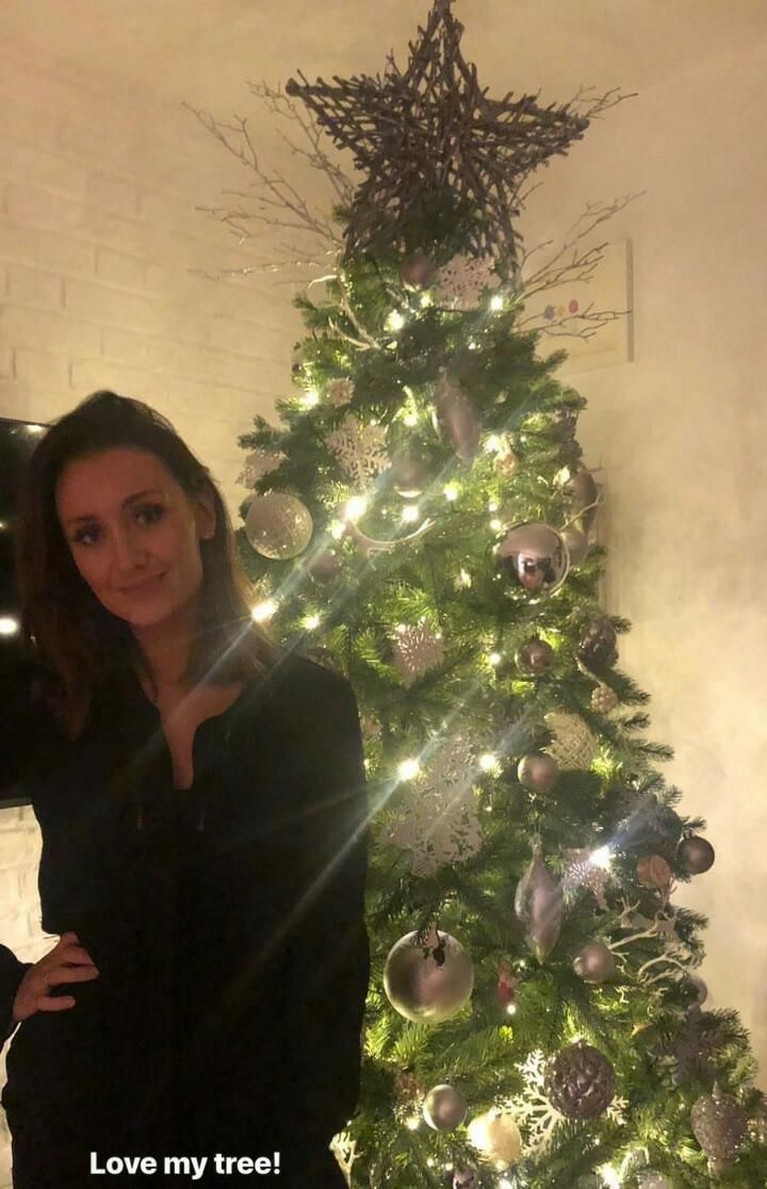 Kurang dari satu bulan lagi Natal datang. Beberapa seleb Indonesia hingga Hollywood ini pun telah menghias dan memasang pohon Natal.