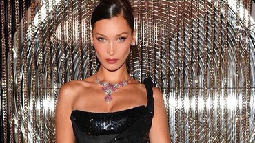 img-title Sambangi Malaysia, Gaun Bella Hadid Curi Perhatian
