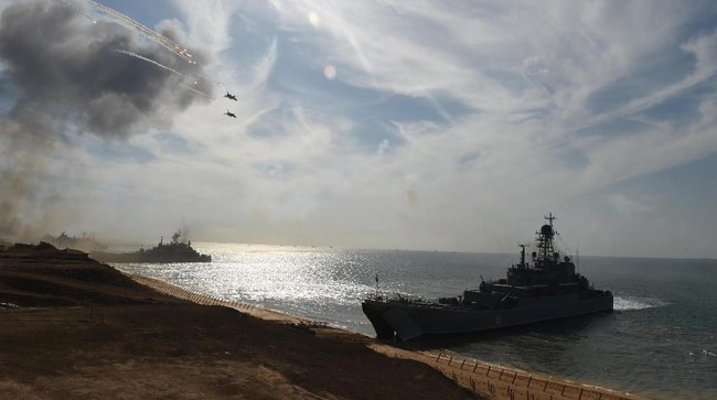 Angkatan Laut Rusia menguji sejumlah rudal hipersonik dalam latihan perang di Krimea.