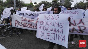 Pendemo Konjen Australia Bawa Poster 'Prabowo Antek Barat'