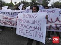 Pendemo Konjen Australia Bawa Poster 'Prabowo Antek Barat'