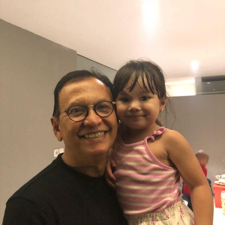 <p>Aktor senior Roy Marten sangat dekat dengan cucunya yang menggemaskan, Gempita Nora Marten. Gempi sering lho menghabiskan waktunya bersama Opa Roy. (Instagram @roymarten5213) </p>