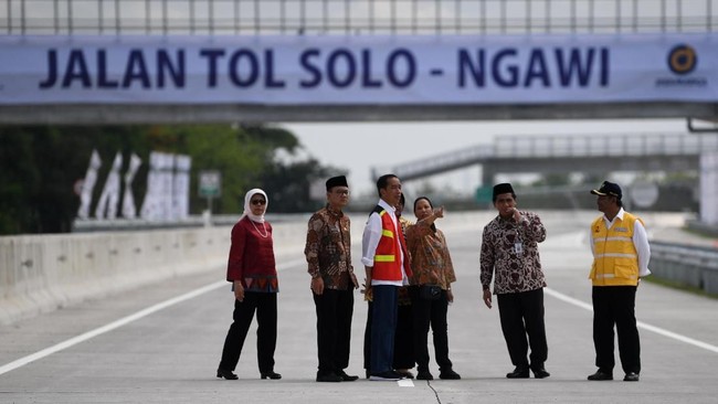Cawapres Muhaimin Iskandar mengkritik pembangunan tol yang gencar dilakukan Jokowi karena tidak dinikmati oleh tukang becak.