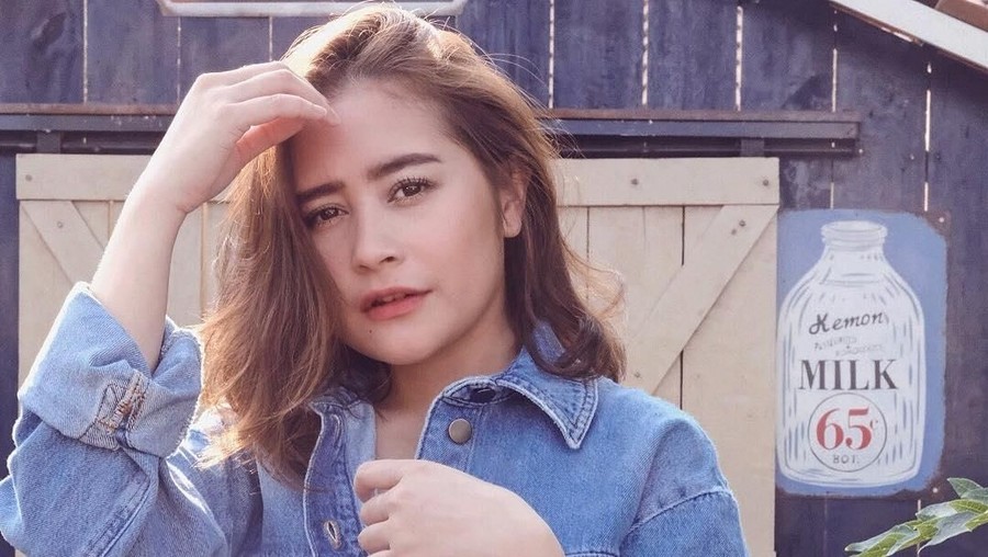 Punya jadwal yang padat, Prilly Latuconsina selalu mengambil kesempatan untuk menyelesaikan tugas-tugasnya di dalam mobil.