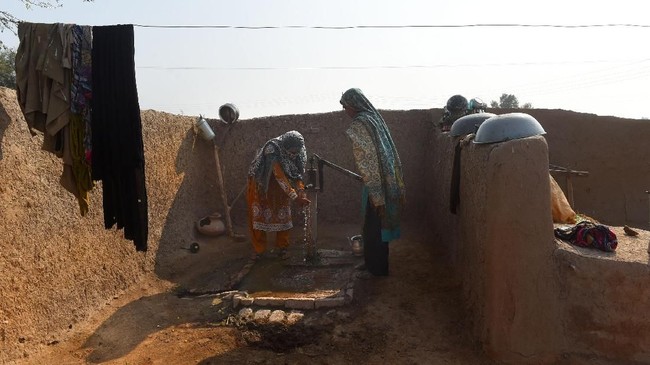 FOTO: Derita Wanita Pakistan Karena Krisis Toilet