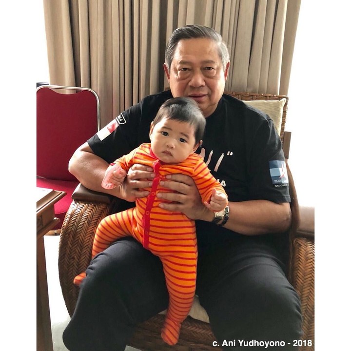 <p>Sudah bukan rahasia jika mantan Presiden Susilo Bambang Yudhoyono atau SBY, sangat dekat dengan keempat cucunya. Saat luang, SBY dan Ani Yudhoyono sering momong cucu dan membagikan momen tersebut ke Instagram. (Instagram @aniyudhoyono)</p>