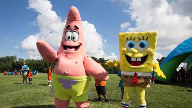 WASHINGTON, DC - JULY 26: Patrick and Spongebob take part in the Worldwide Day of Play on July 26, 2017 in Washington, DC.   Tasos Katopodis/Getty Images for Nickelodeon/AFP