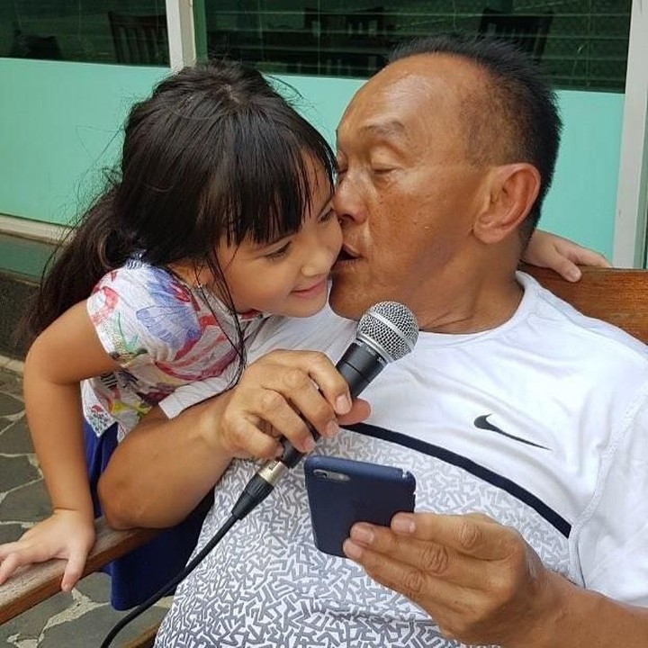 <p>Abu Rizal Bakrie<strong> </strong>dikenal sebagai tokoh yang disegani di dunia politik. Namun, saat di rumah sangat dekat dengan cucunya, Mikha. Pujian kerap dilontarkan pada cucunya yang cantik, hingga menemaninya bersantai sambil karaoke. (Instagram @aburizalbakrie.id)</p>